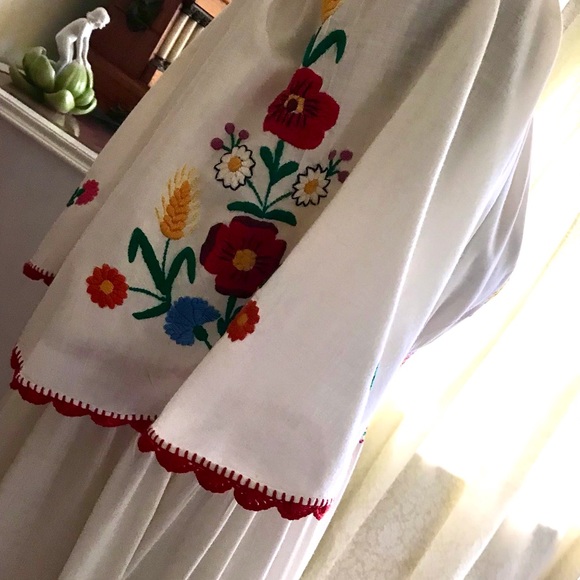 This one is a beauty! Vintage Hungarian embroidered ethnic BoHo peasant dress - Picture 6 of 11